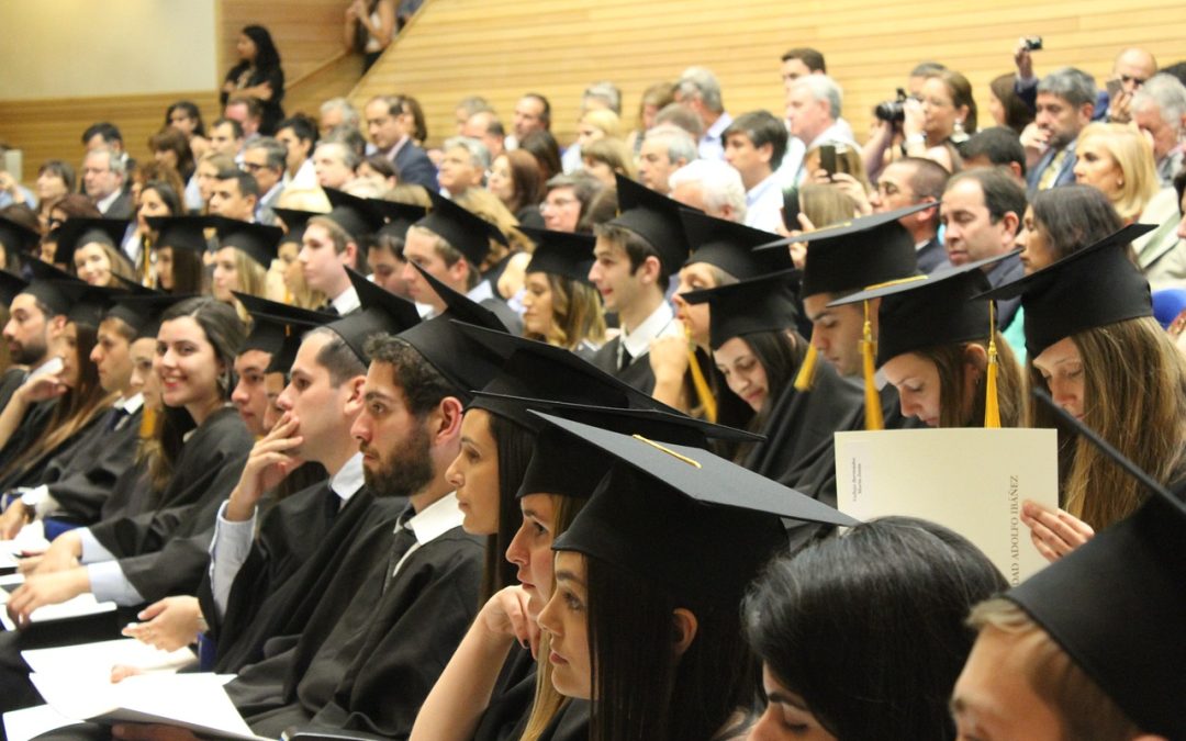 Estudiantes de altos ingresos tienen más posibilidad de finalizar sus estudios que los de ingresos medios y bajos